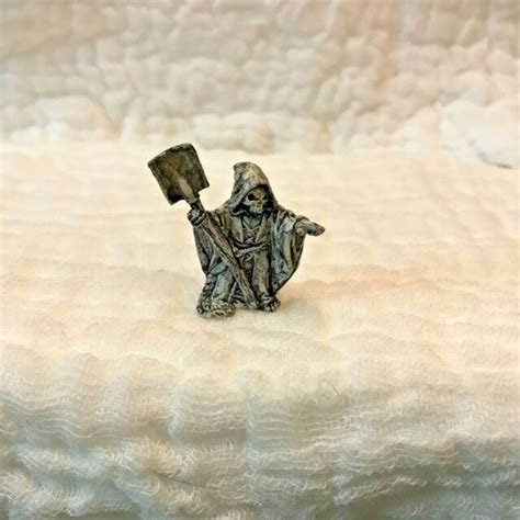 reaper mini grave digger|Reaper Miniatures :: grave digger.